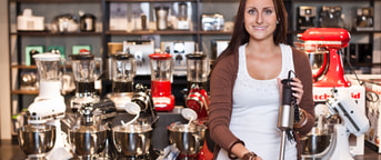 Lernende präsentiert Stabmixer Lernende präsentiert Stabmixer